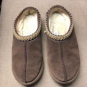 Good condition pre-owned ugg clogs size 8
